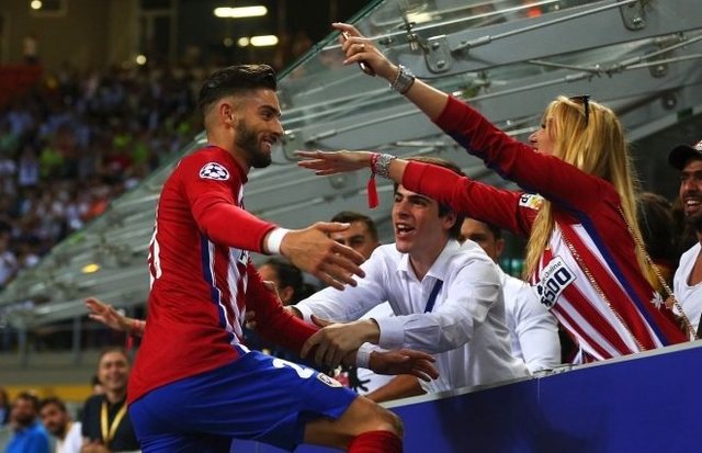 阿根廷不眠夜：数十万人游街 梅西落地点赞微笑不停