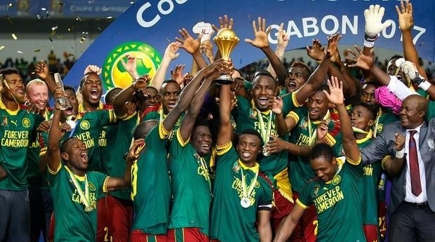 拳击赛台上的重拳出击一刻